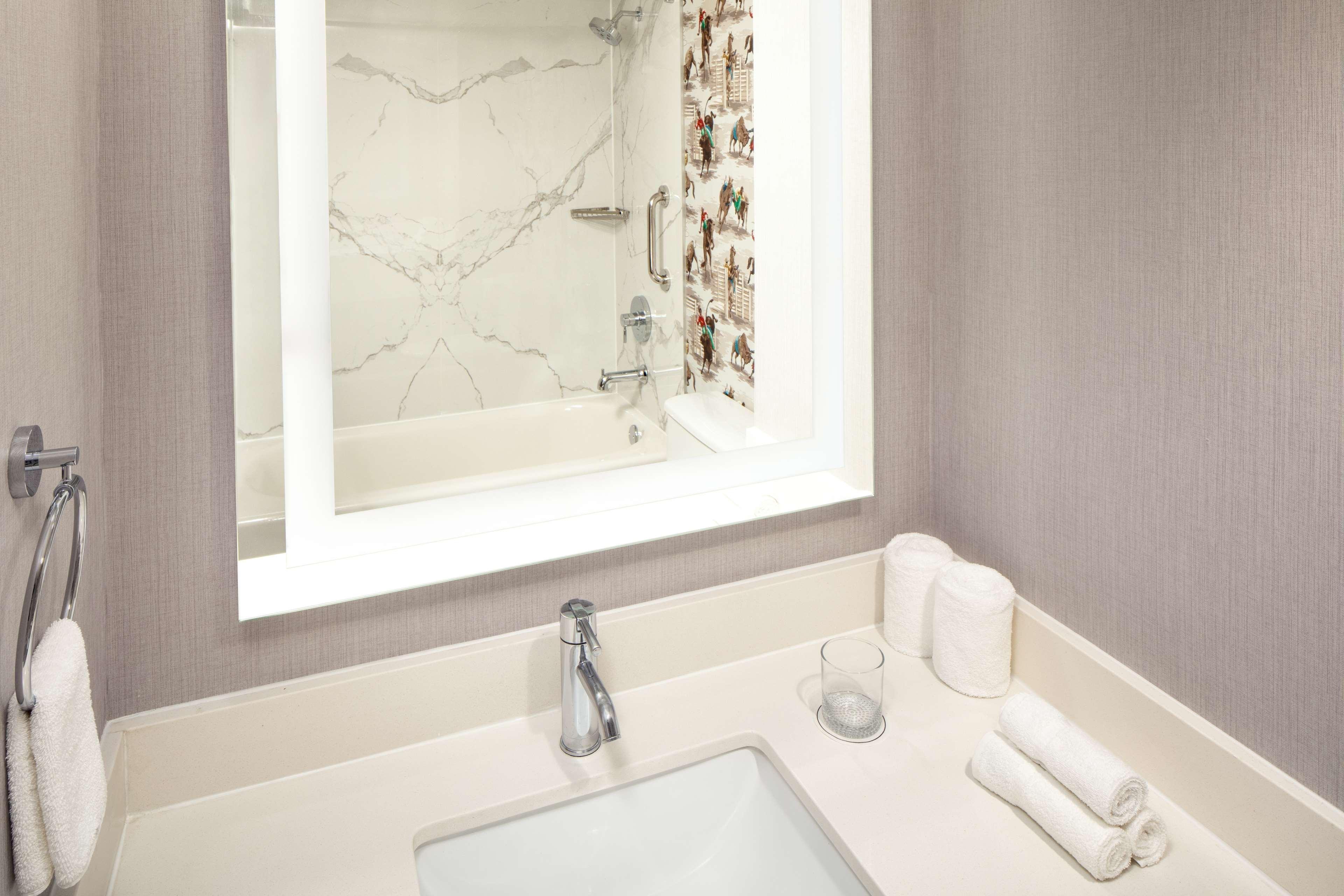 غرفة بسرير مزدوج لذوي الإعاقة، Whitney Peak Hotel Reno, Tapestry Collection by Hilton 4/4