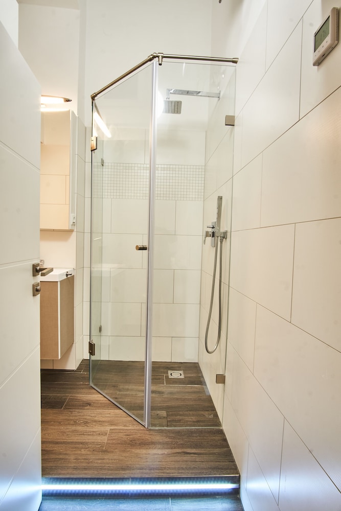 V27 Budapest Apartment 16/18