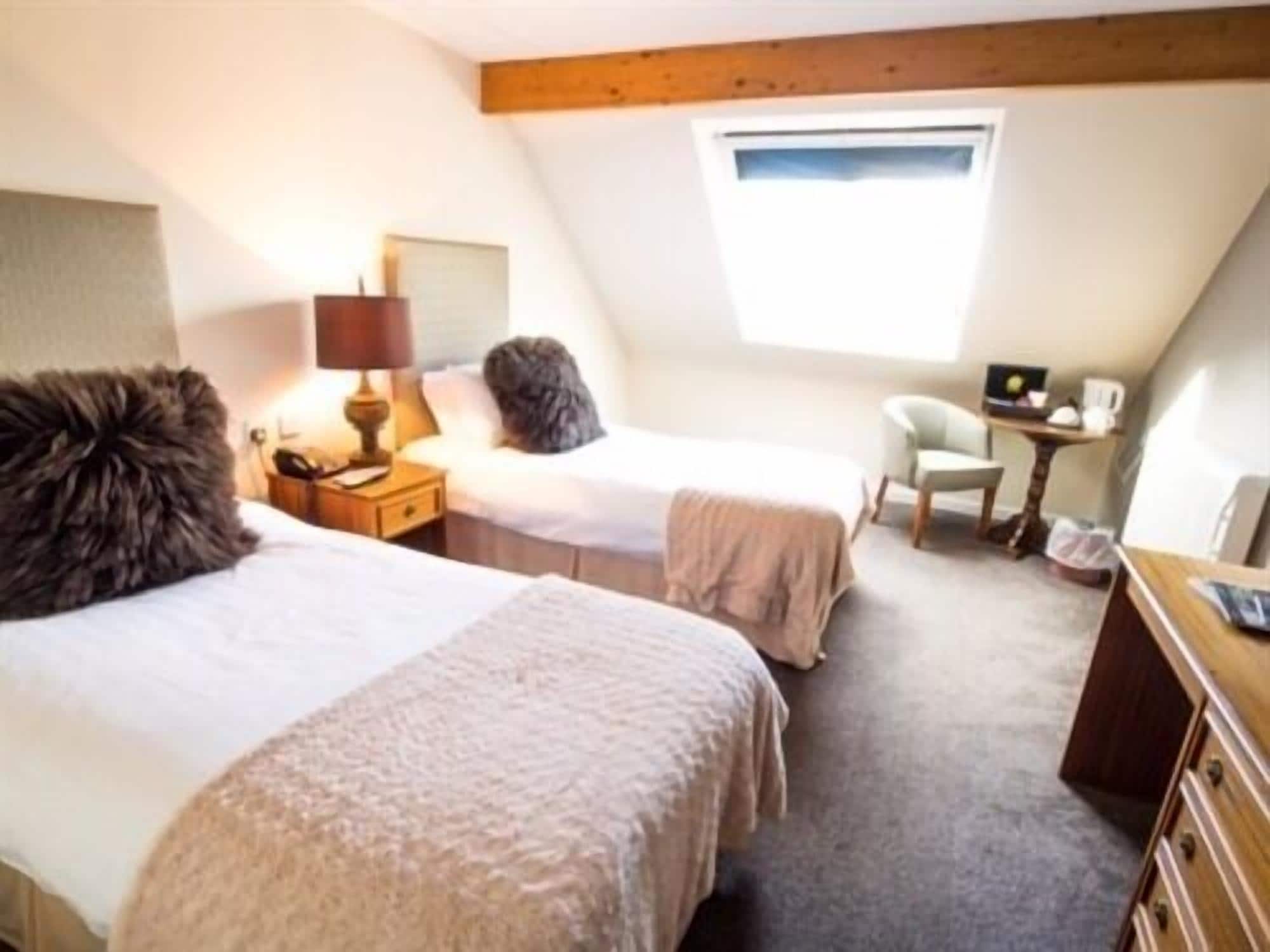ROOM, TWIN BEDS