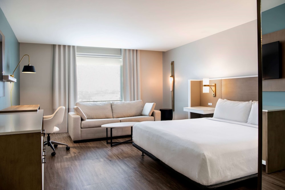 SUITE, KING BED, ACCESSIBLE