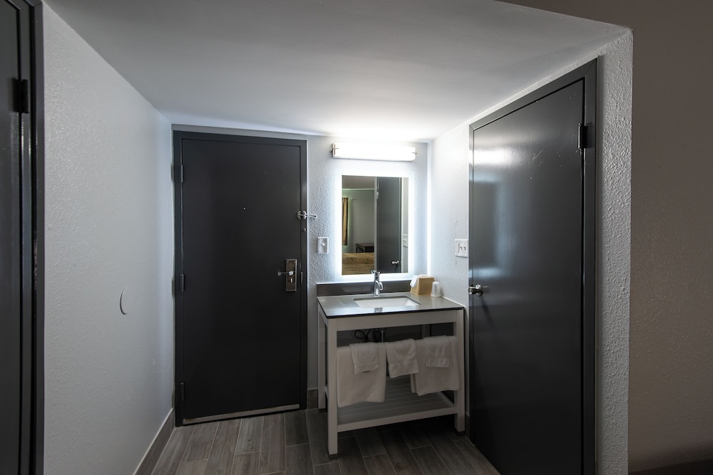 Regency Inn And Suites Nashville 11/13