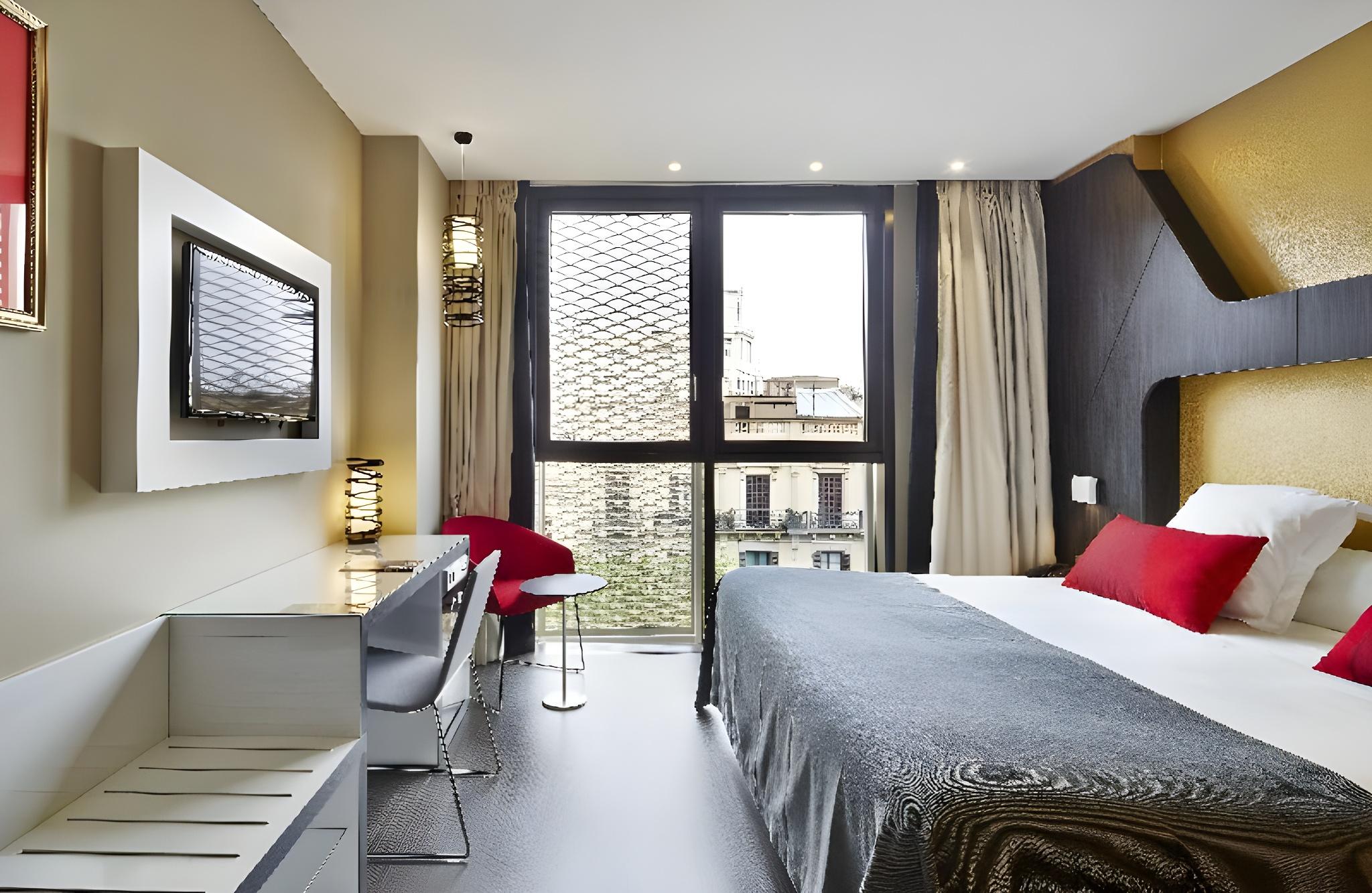 Room, Single, 2 Double Beds