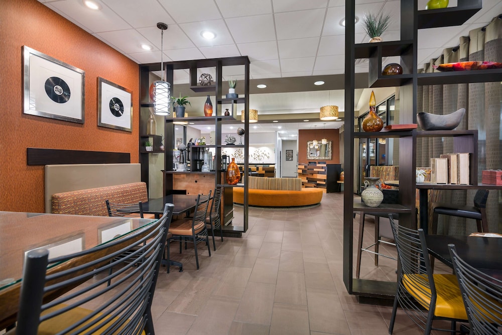 Revel Hotel Minot, SureStay Collection by Best Western 52/66