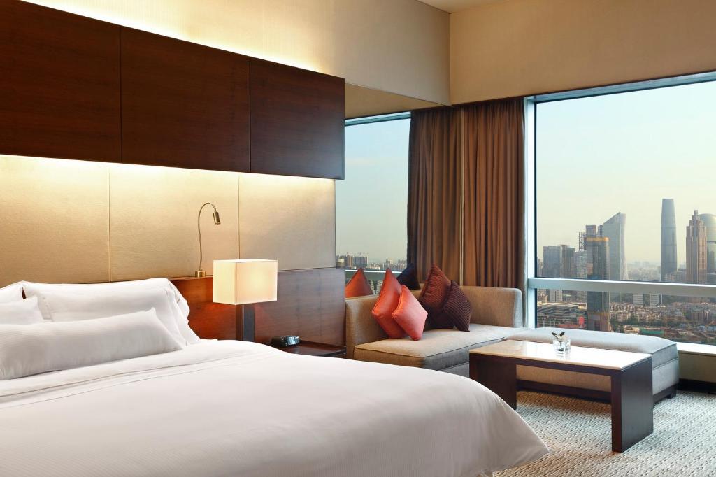 Guest Room, King Bed, City View, Club Lounge Access