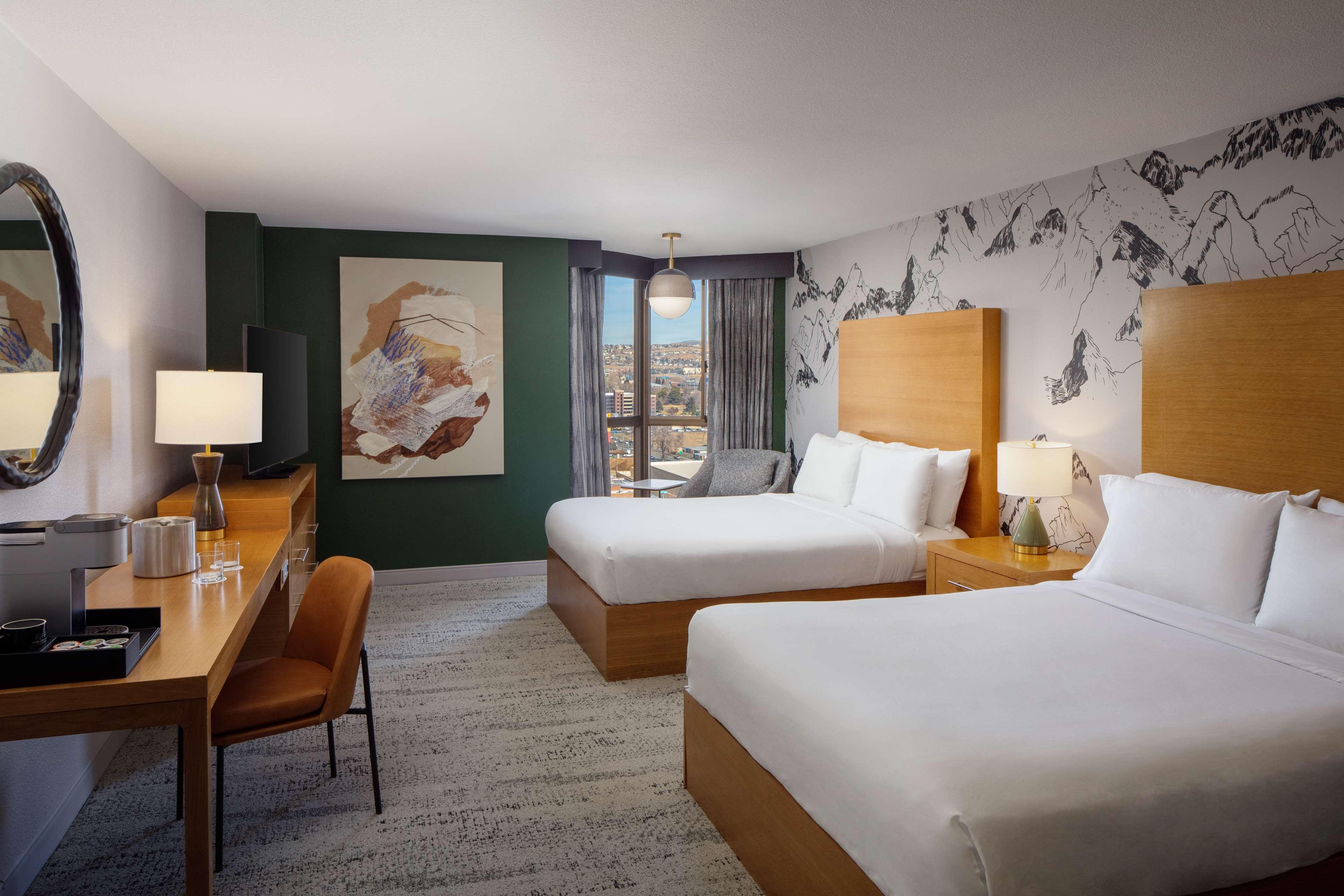 غرفة بسرير مزدوج لذوي الإعاقة، Whitney Peak Hotel Reno, Tapestry Collection by Hilton 3/4