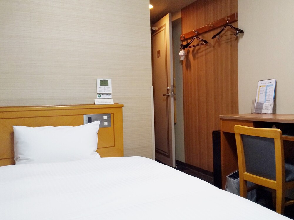 ROOM, SINGLE, SMOKING