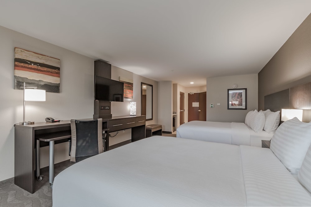 Holiday Inn Mishawaka North 8/50