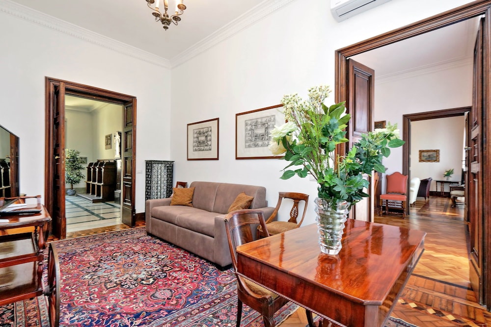 Prestigious Apartment Via Veneto 17/28