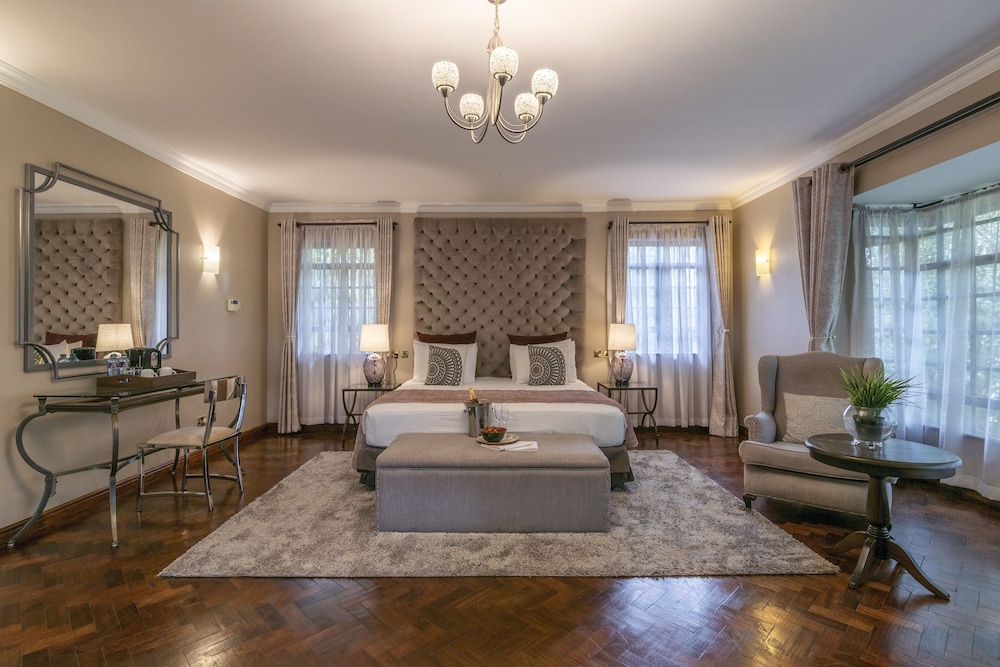 Fair Acres Boutique Hotel 51/71