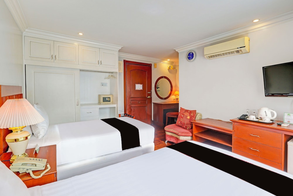 Townhouse OAK Makati Manila Near PNR Pasay Evangelista formerly VIP Suites 23/47