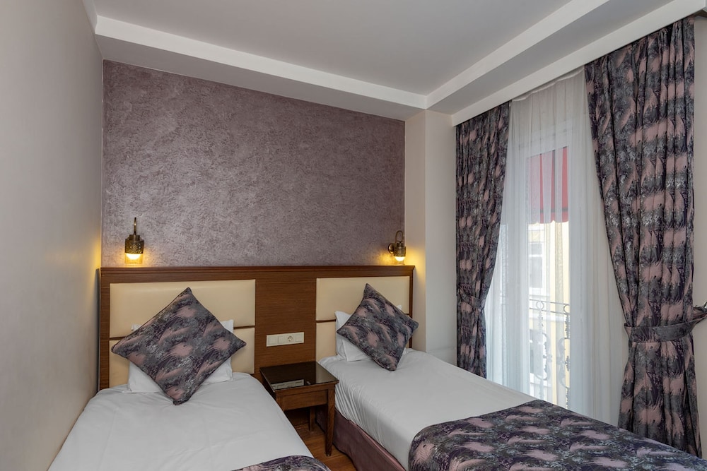 Aristocrat Hotel 15/68
