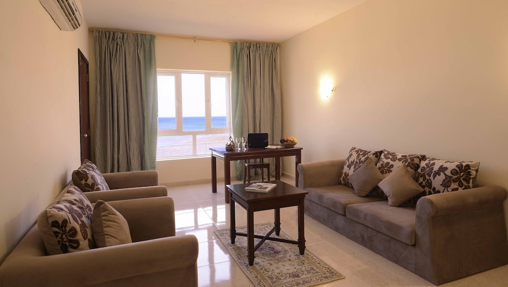 RESORT SUR BEACH HOLIDAY 12/33