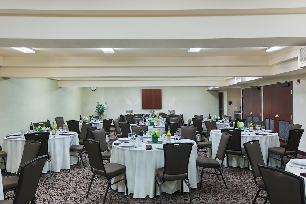 Oxford Suites Spokane Valley 51/64