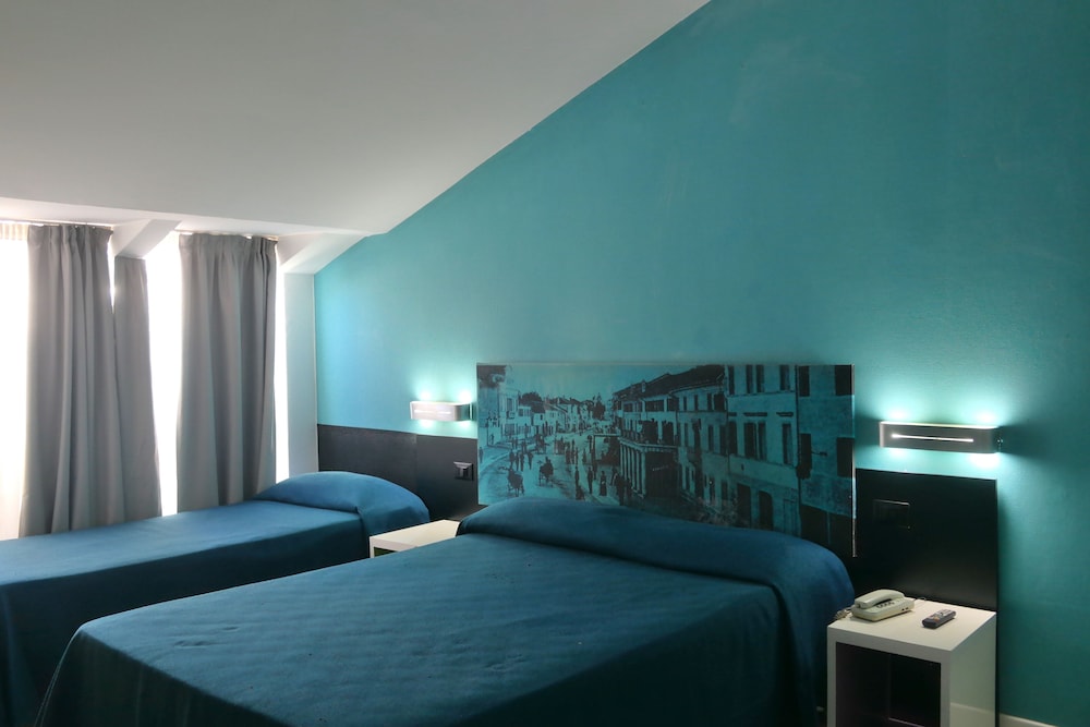Hotel Mondial 4/28