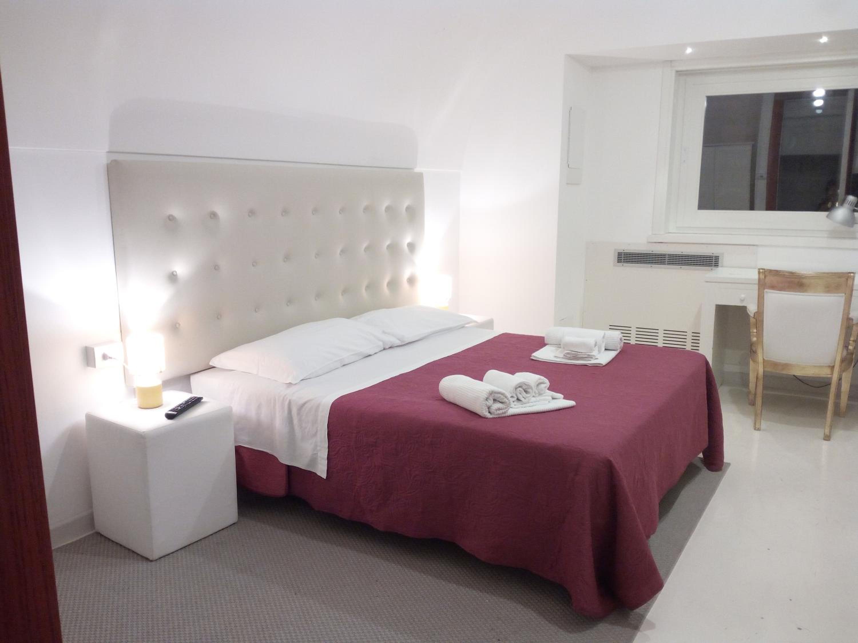 Room, Double Bed, Hot Tub