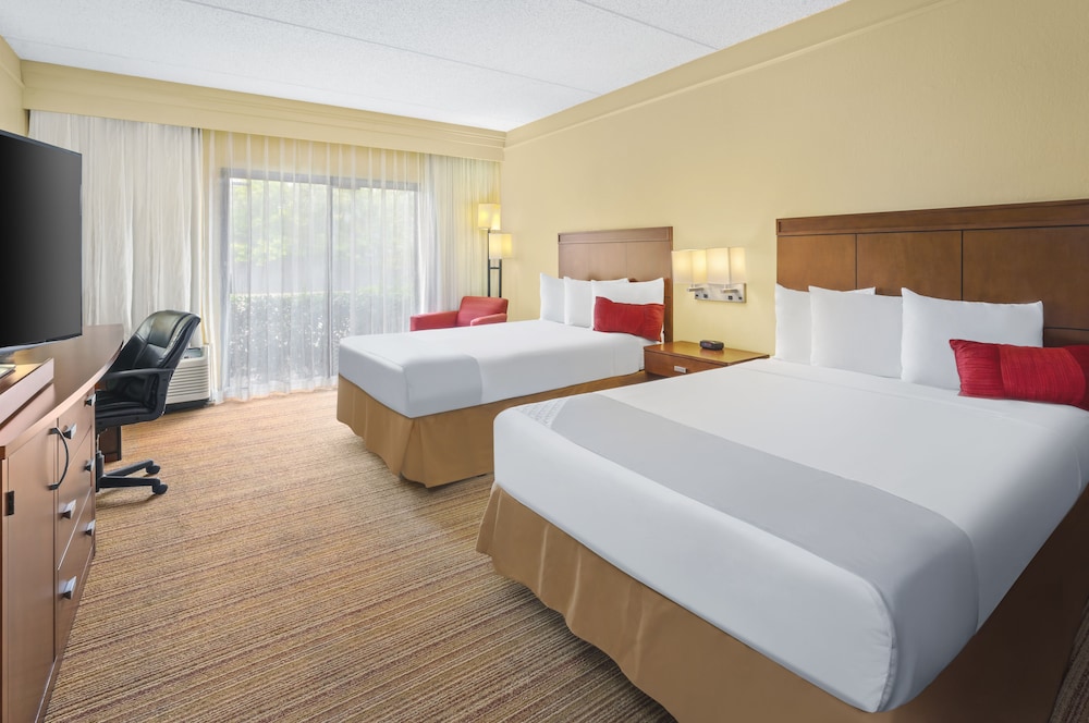 Super 8 by Wyndham Dallas Love Field Airport 15/60