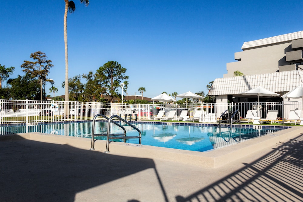 Palazzo Lakeside Hotel 25/50