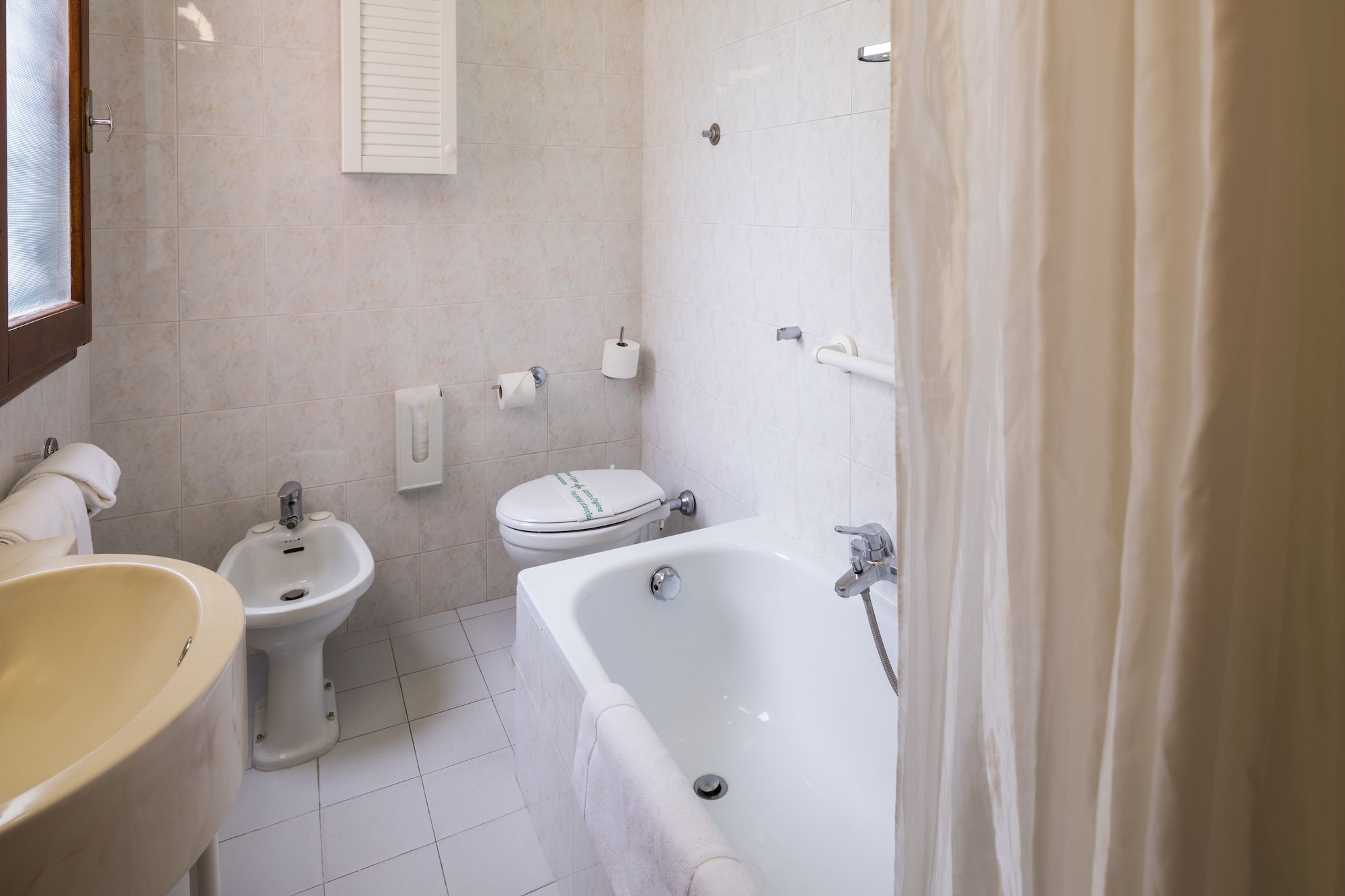 غرفة قياسية بسرير مزدوج بشرفة، Hotel Astor Victoria 6/6