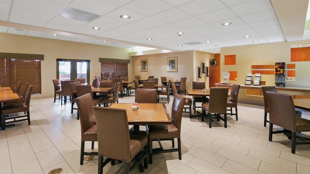 Best Western Plus Scottsdale Thunderbird Suites 35/46