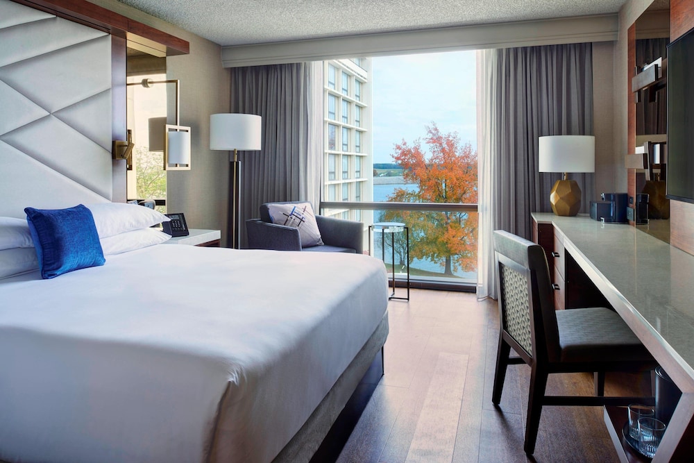 Kansas City Airport Marriott 17/64