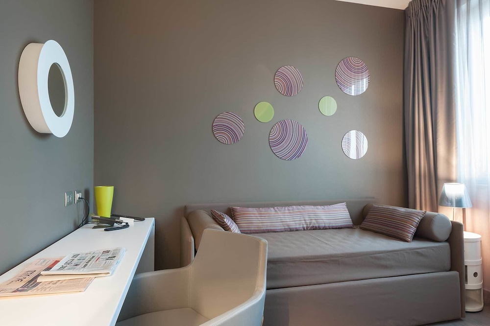 8piuhotel 7/50