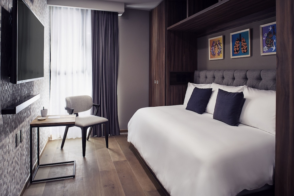 SUITE, MULTIPLE BEDS, CITY VIEW