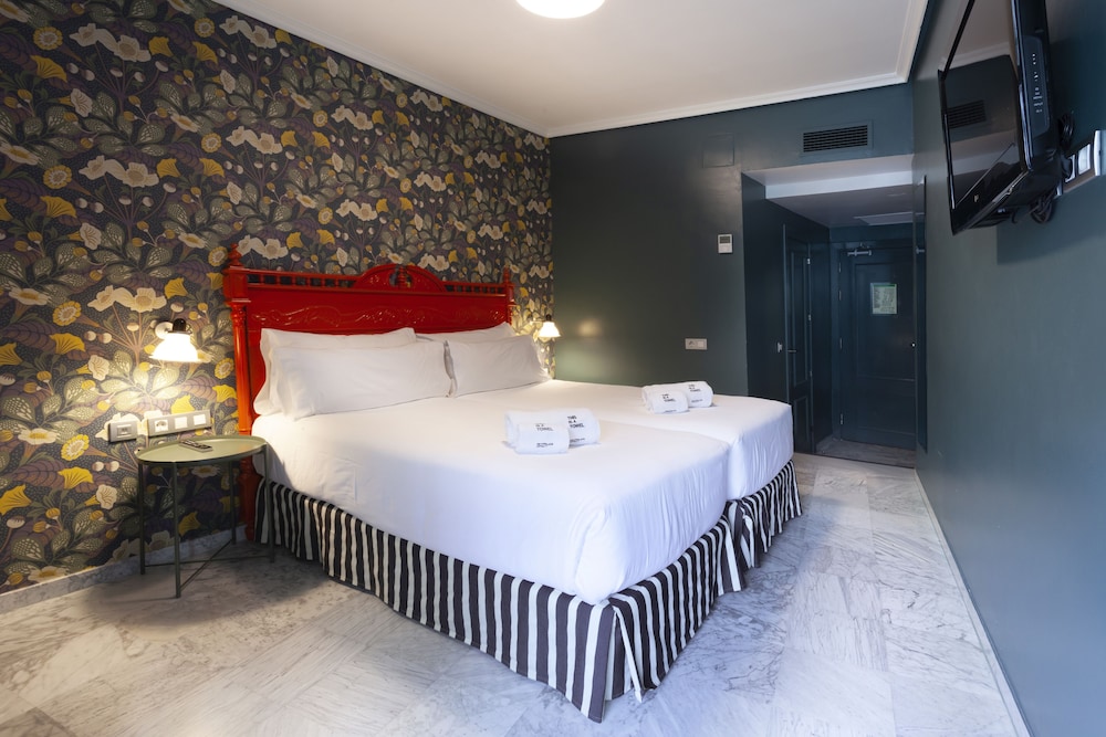 STANDARD, DOUBLE BED, CITY VIEW, BALCONY