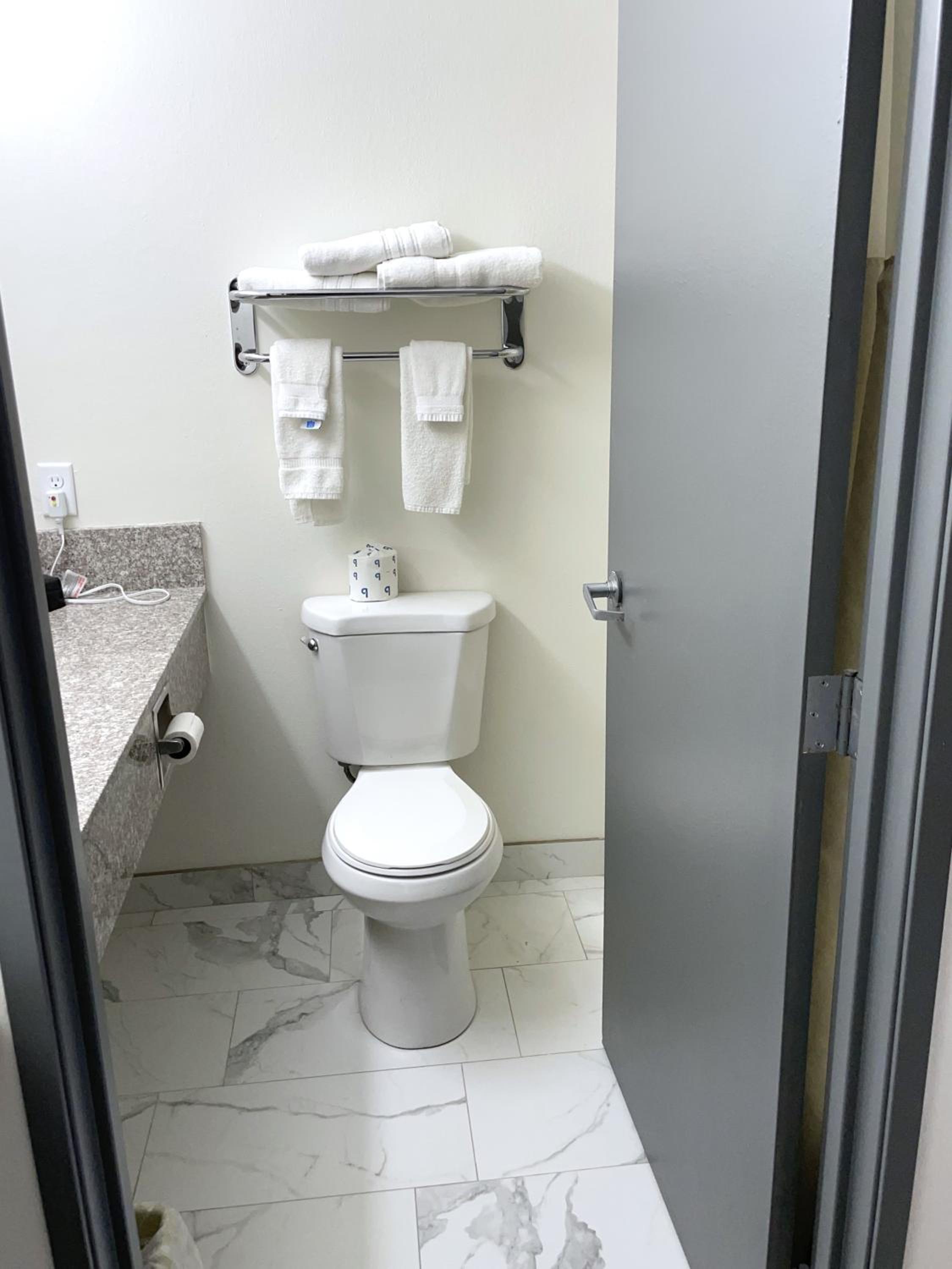 غرفة بسريرين كوين بحوض استحمام لذوي الإعاقة، Ramada by Wyndham Waupaca 10/10