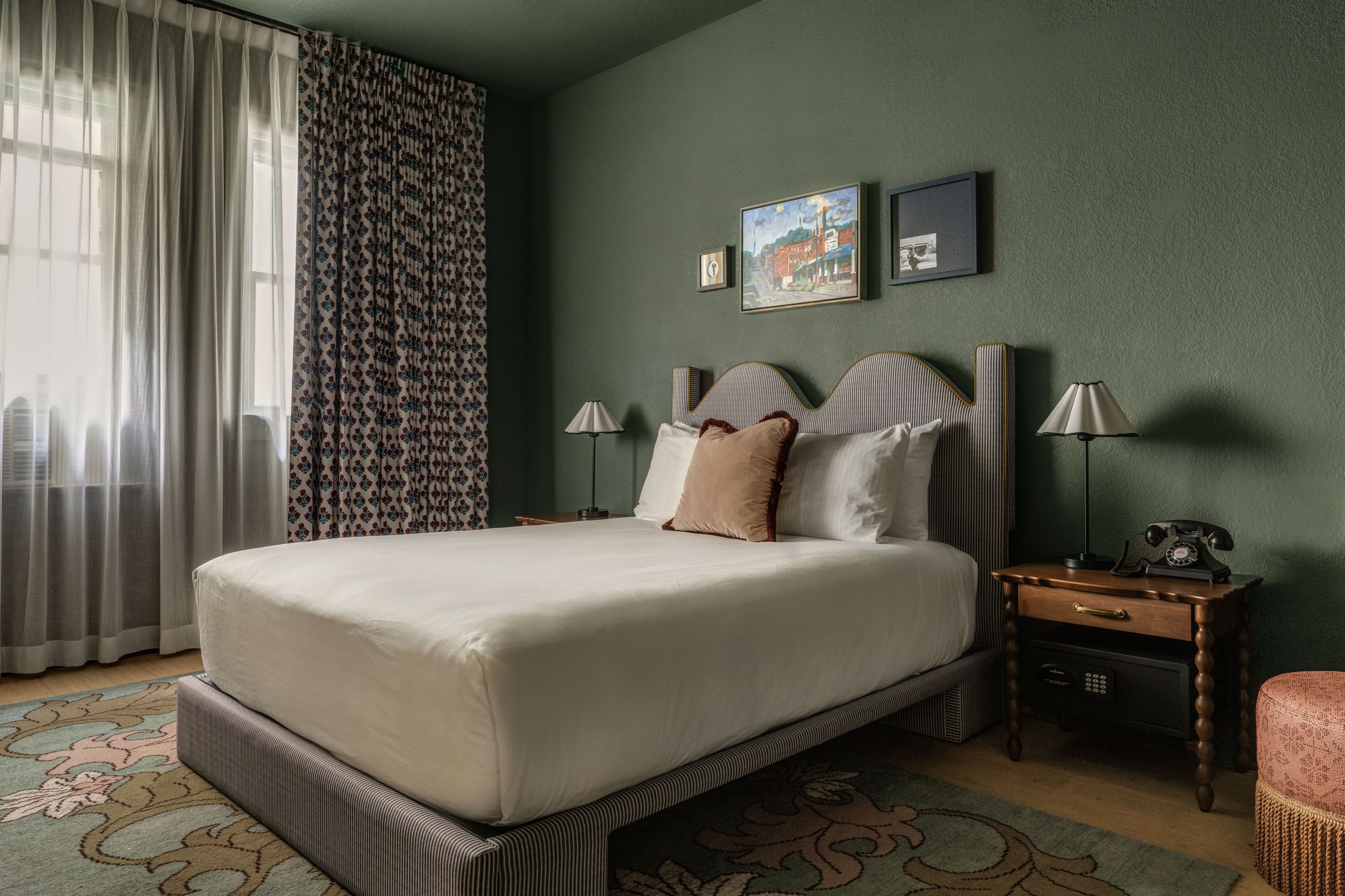 ROOM, QUEEN BED, ACCESSIBLE