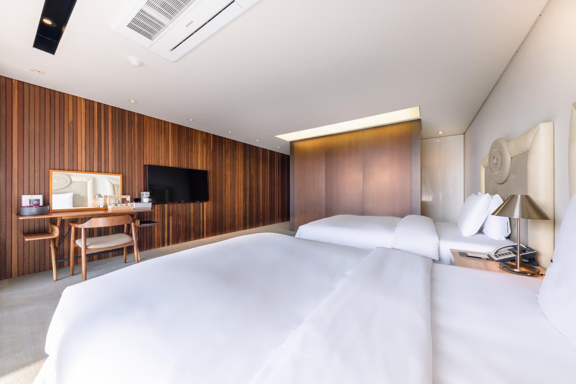 STUDIO, TWIN BEDS