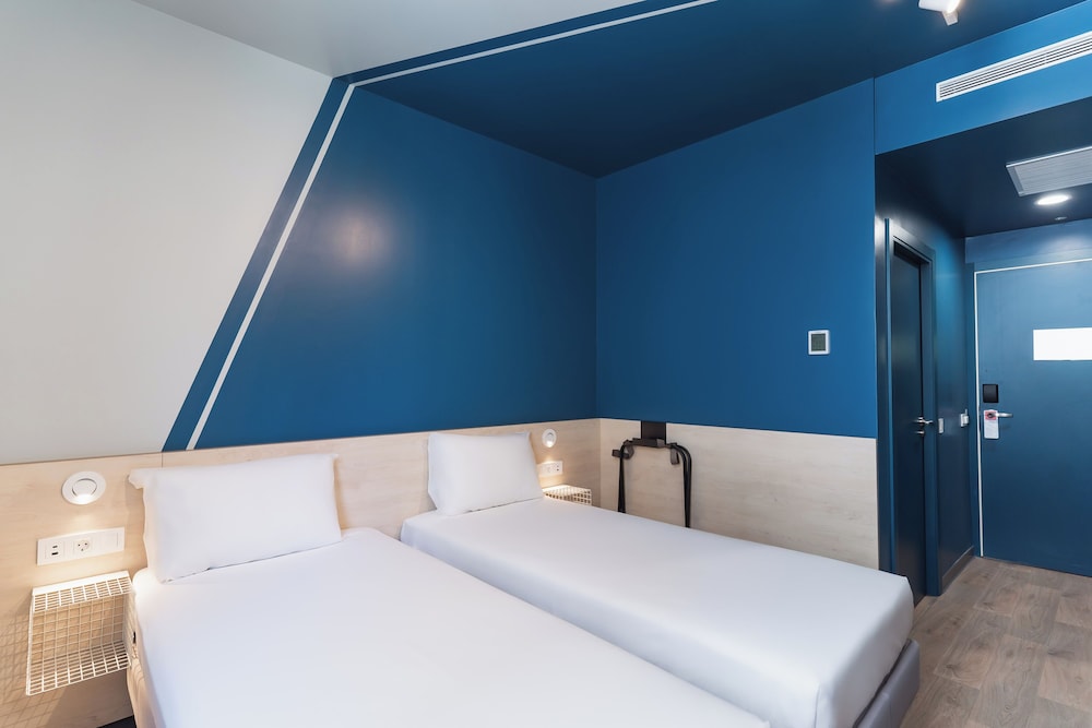 ROOM, TWIN BEDS