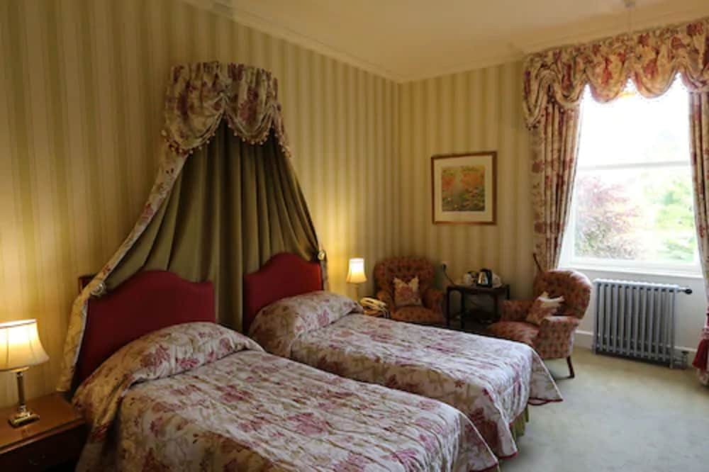 Glengarry Castle Hotel 8/42