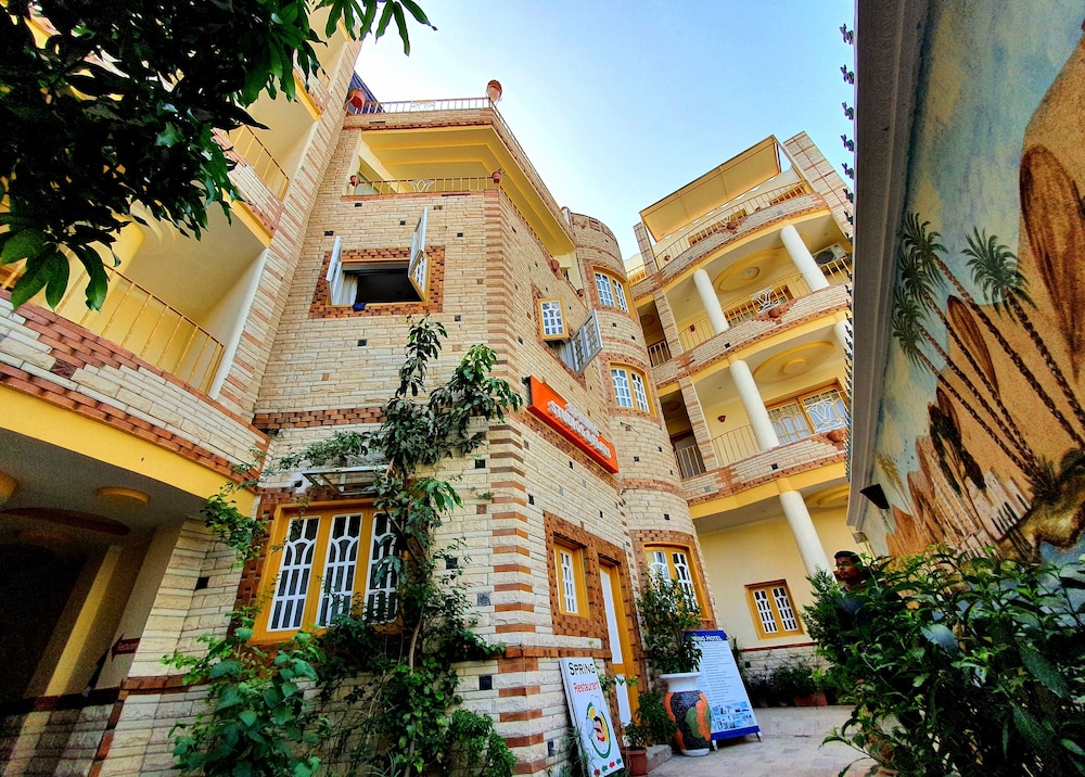 555 Studios & Flats 5/50