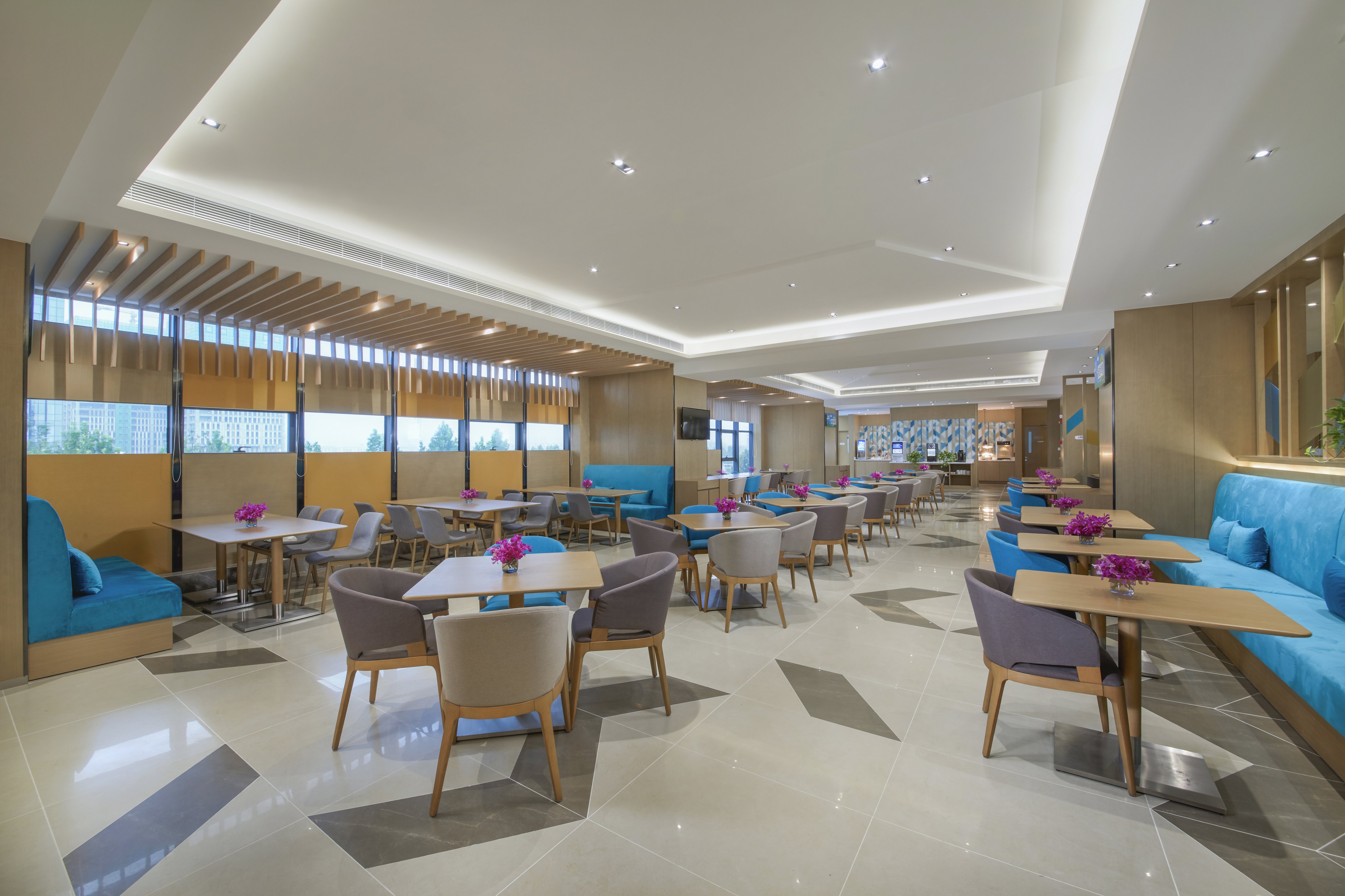 HOLIDAY INN EXPRESS ZHENGZHOU LONGZI LAKE 16/22