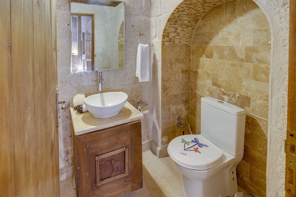 El Puente Cave Hotel 40/50