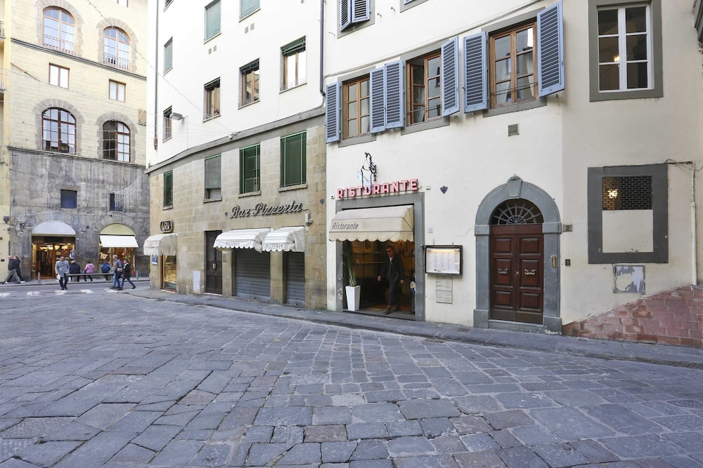 Pontevecchio Stylish Apartment in Florence-hosted by Sweetstay 12/14