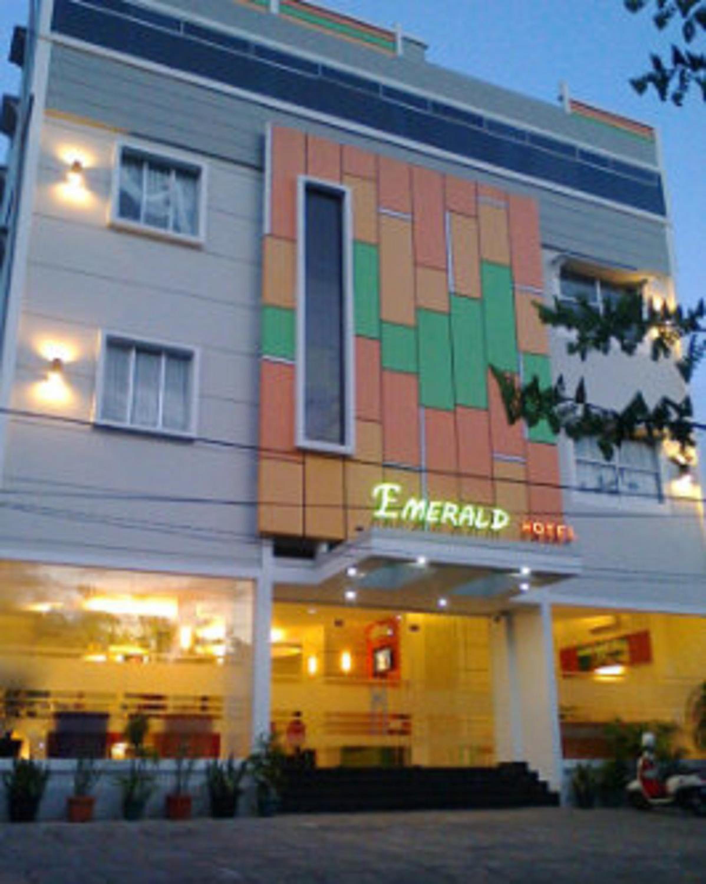 Emerald Hotel 7/42