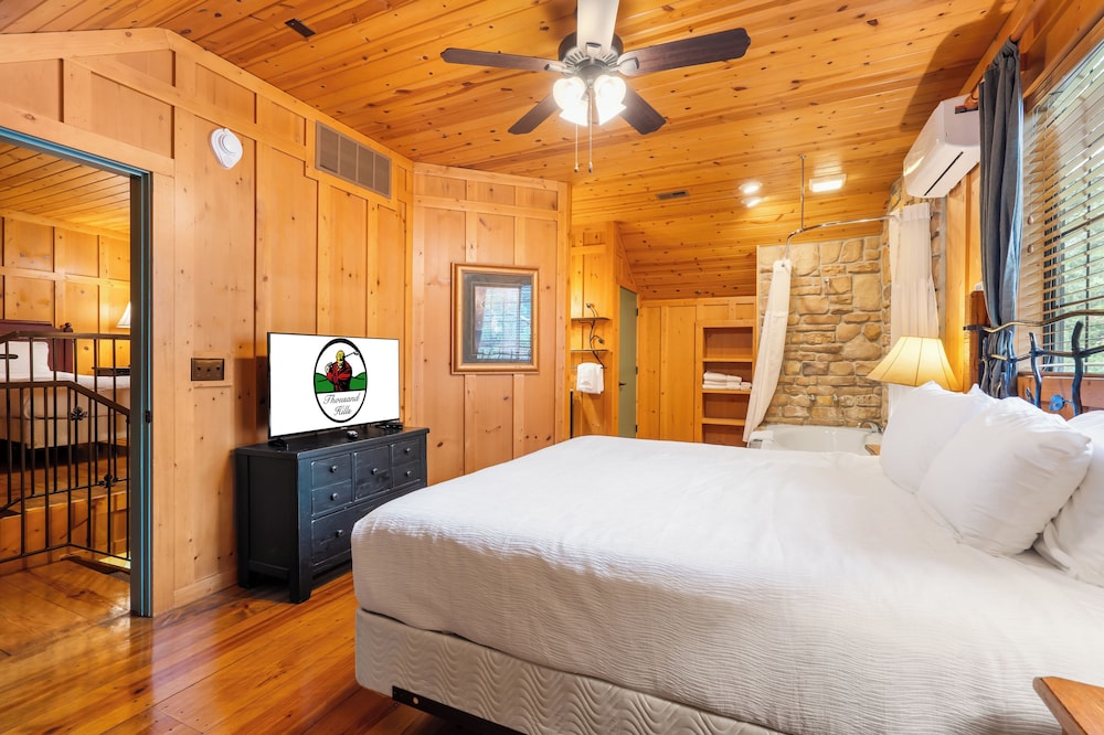 3 BEDROOMS, CABIN, JETTED TUB