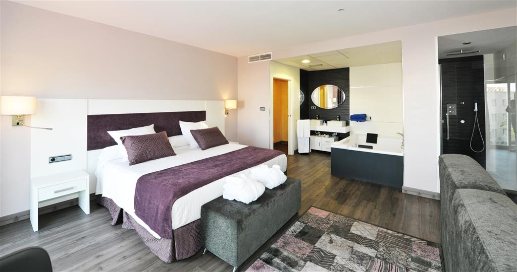 Club, Double or Twin Bed