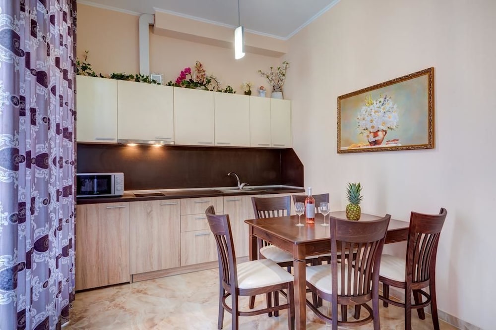 Venera and Anastasia Palace Apartments 68/75