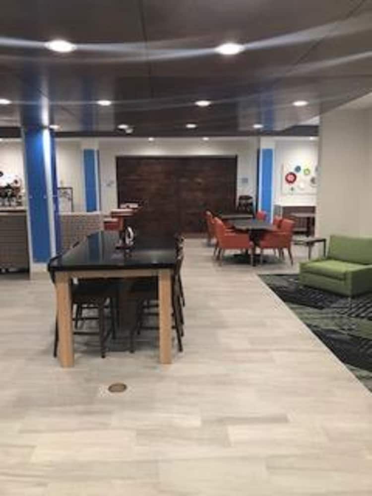 Holiday Inn Express Hotel Suites Ennis 52/70