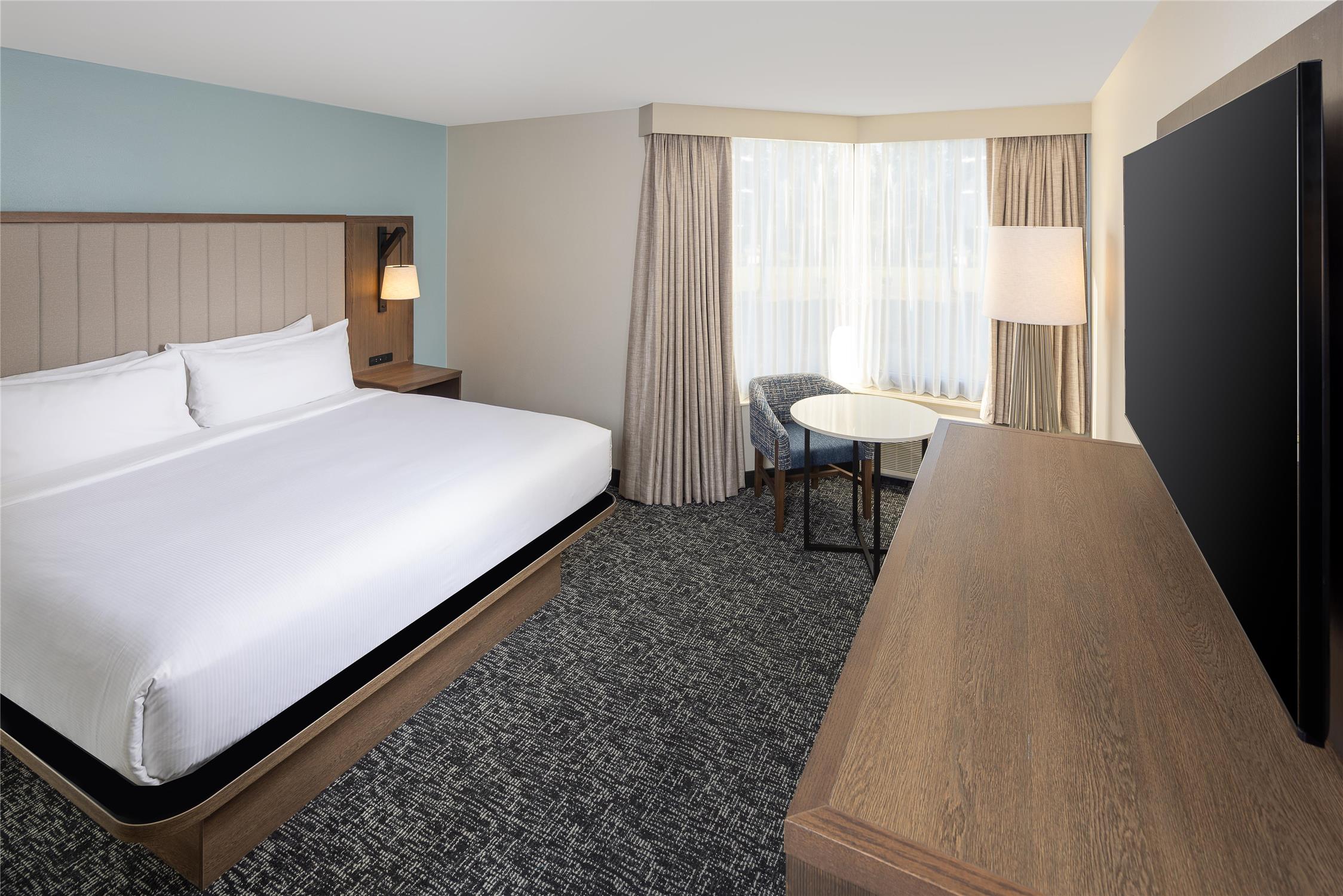 غرفة بسرير كينج بحوض استحمام لذوي الإعاقة، Doubletree By Hilton Hotel Jackson 2/7