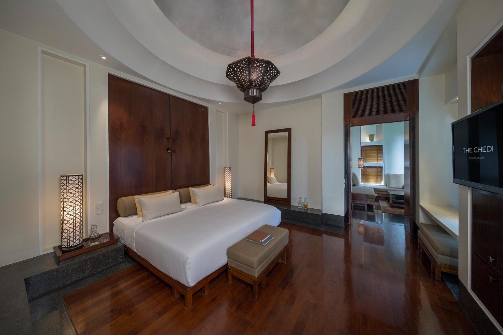 CHEDI, CLUB, SUITE
