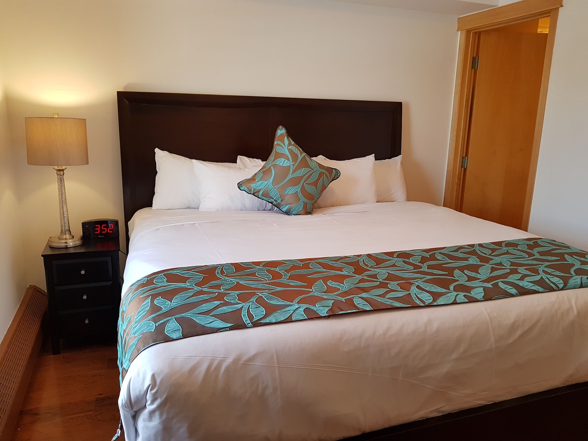 2 BEDROOMS, CONDO, LUXURY, MOUNTAIN VIEW, BALCONY