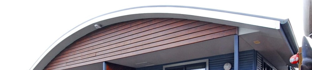 Strahan Bungalows 1/44