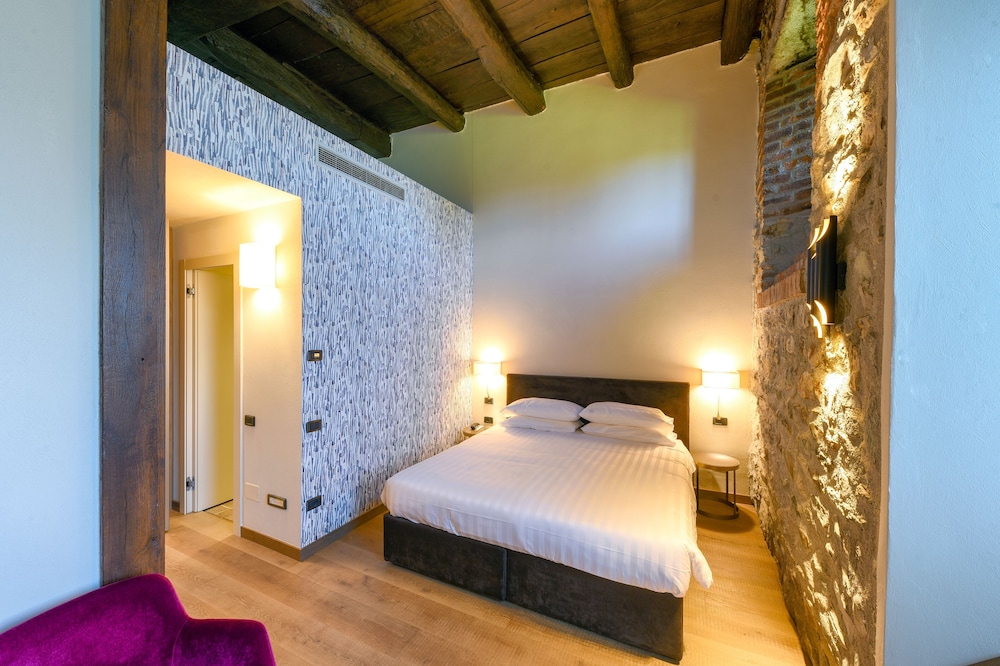 Hotel Castello Di Casiglio 10/79