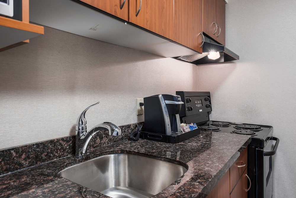 Coast Calgary Downtown Hotel and Suites by APA 48/61