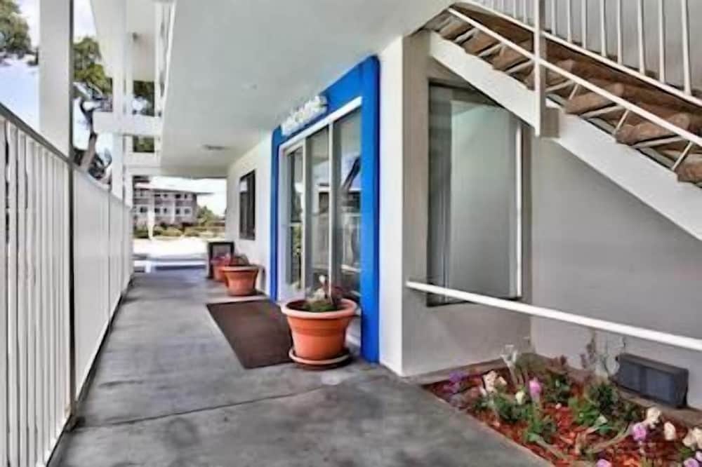 Motel6 Monterey, CA 12/57