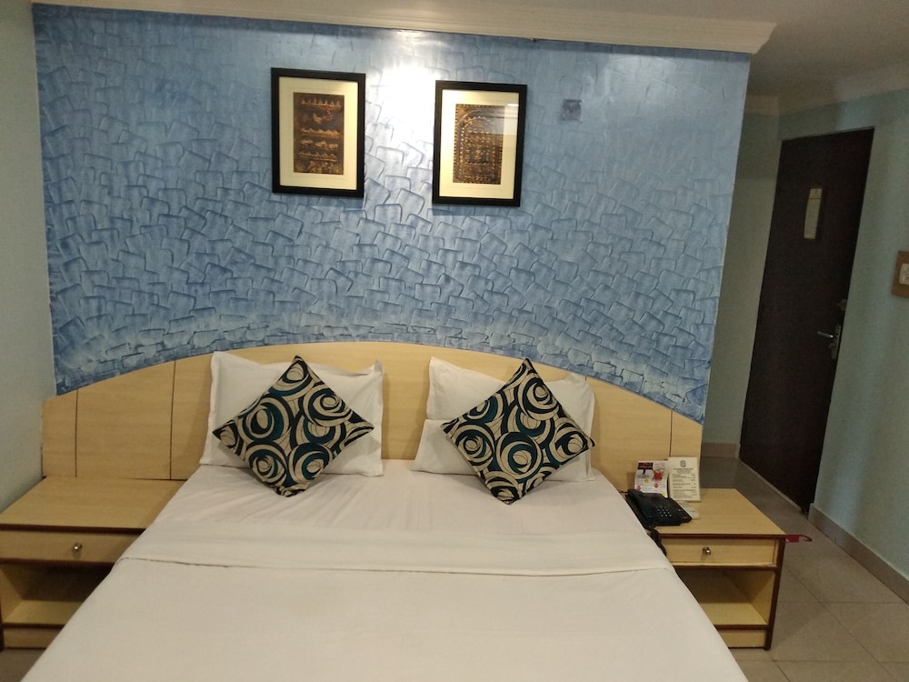 Hotel Pushpak 23/74