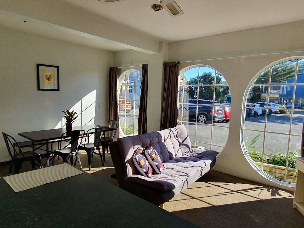 U Studios Paraparaumu, SureStay Collection by Best Western 24/46